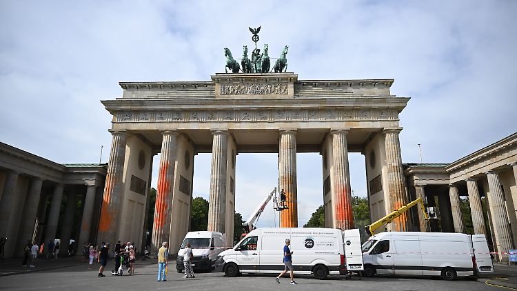 Die Reinigungsarbeiten am Brandenburger Tor starteten kurz nach der Sprüh-Aktion.