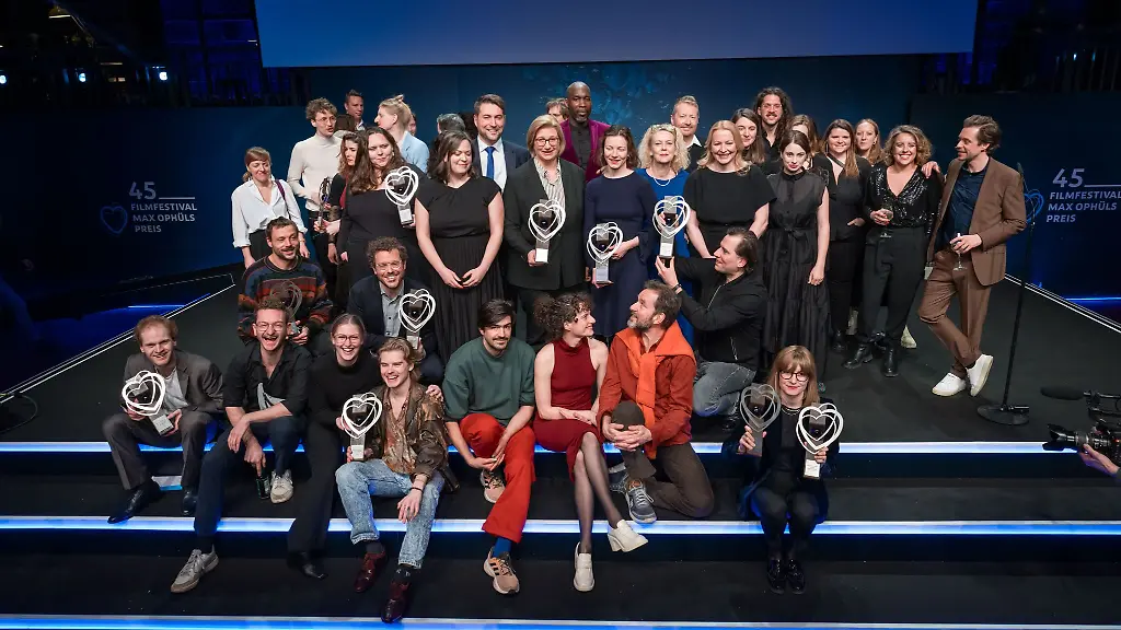 Preistraeger-des-45-Filmfestival-Max-Ophuels-Preis-stehen-fuer-ein-Gruppenfoto-auf-der-Buehne-zusammen