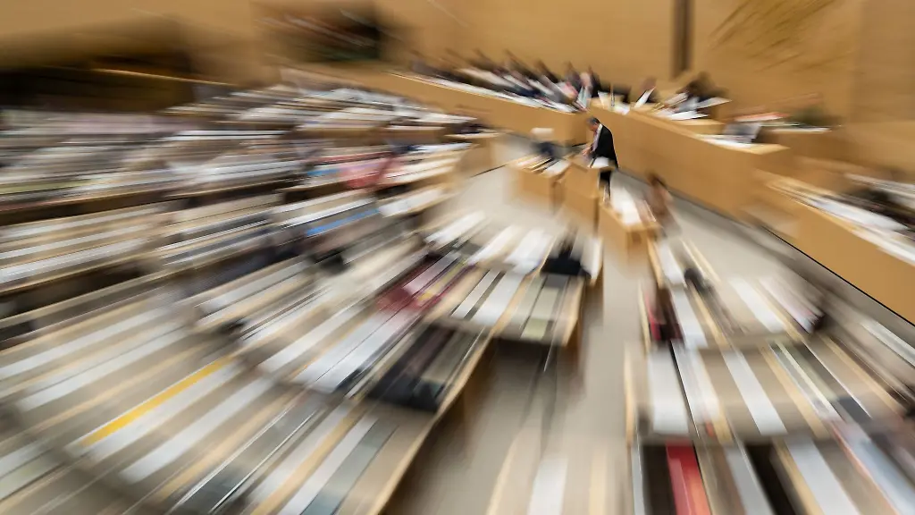 Abgeordnete-sitzen-waehrend-einer-Landtagssitzung-im-Plenarsaal-des-Landtags-von-Baden-Wuerttemberg-Aufnahme-mit-Zoomeffekt