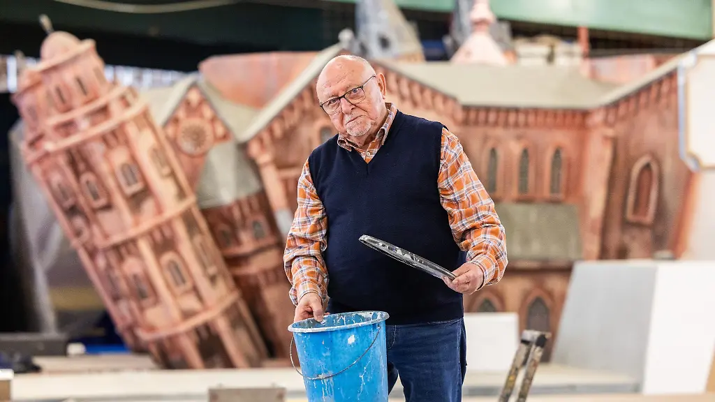 Dieter-Wenger-baut-seit-62-Jahren-Motivwagen-fuer-den-Mainzer-Rosenmontagszug-Die-Kampagne-2024-wird-seine-letzte-sein-danach-geht-er-in-den-Ruhestand