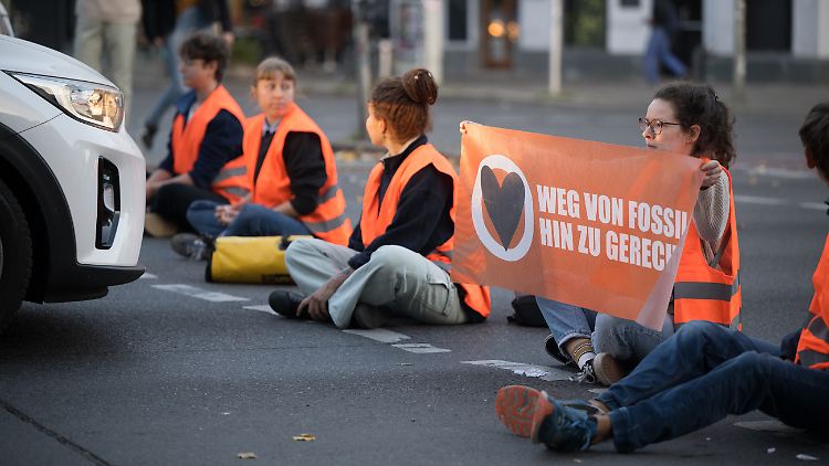 Am Montag blockierten Mitglieder der Letzten Generation eine Kreuzung am Mehringdamm in Berlin.