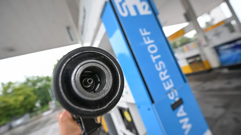 Ein-Fuellstutzen-zur-Betankung-von-Wasserstoff-Fahrzeugen-an-einer-Zapfsaeule-fuer-Wasserstoff-an-einer-Tankstelle