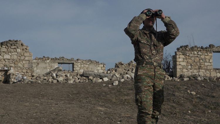 Ein armenischer Soldat hält Ausschau nach aserbaidschanischen Truppen. (Symbolbild)