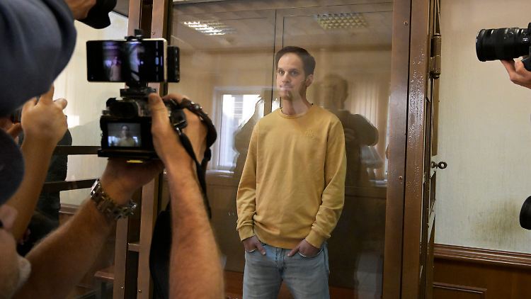 Der "Wall Street Journal"-Reporter Evan Gershkovich steht im September 2023 in einem Glaskäfig im Moskauer Stadtgericht.