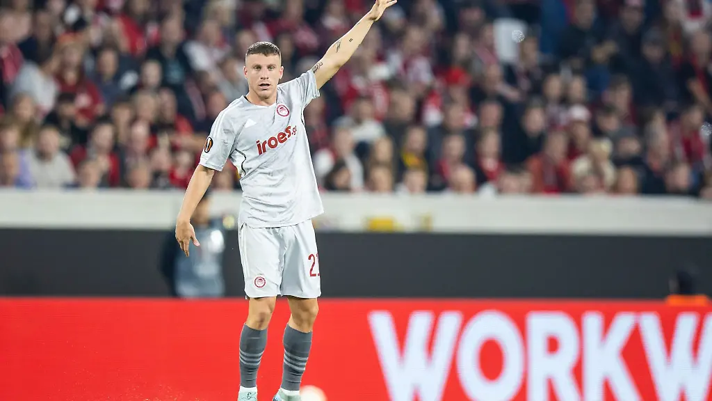 Olympiakos-Piraeus-Pep-Biel-gestikuliert