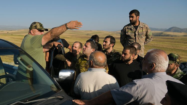 Am "Latschin-Korridor" protestieren Menschen gegen die Blockade von Versorgungslieferungen für Berg-Karabach.