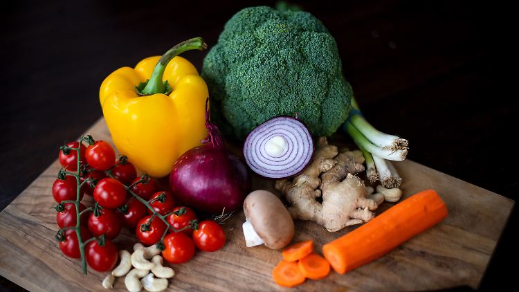 Wer sich vegan oder vegetarisch ernährt, sollte vor allem auf frische Lebensmittel setzen.