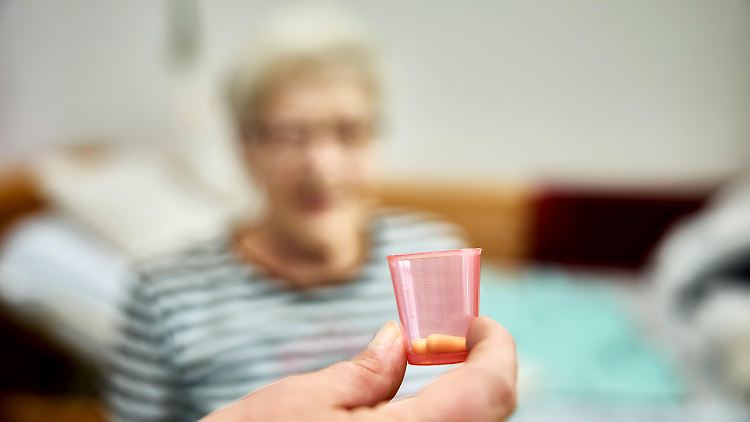 "Pflegebedürftige Menschen sollten maximal vier Wochen mit den untersuchten Schlaf- und Beruhigungsmitteln behandelt werden", erklärt Studienleiterin Schwinger.