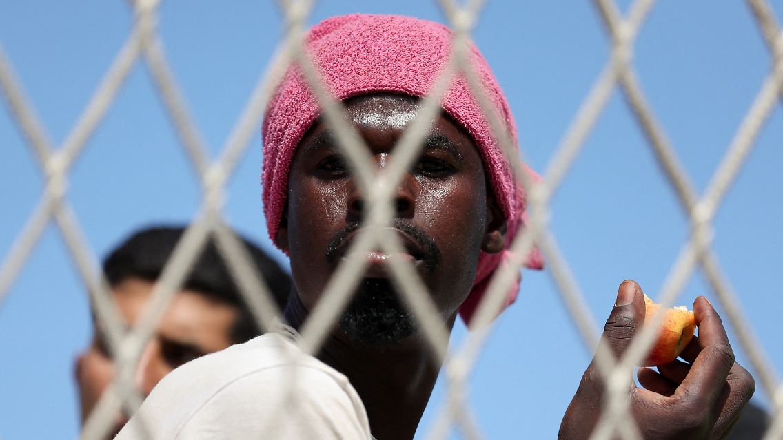 Im Gegenzug müsste sich die EU beispielsweise verpflichten, eine begrenzte Arbeitsmigration aus diesen Ländern zuzulassen. Auch Asylanträge von Drittstaatlern müssten in diesen Partnerländern gestellt werden.