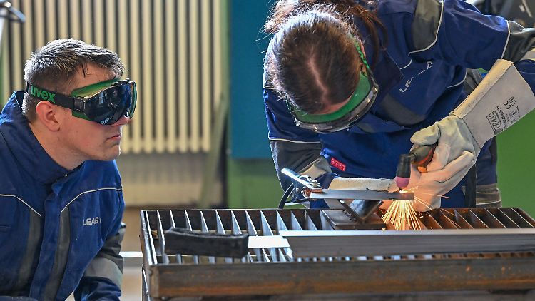 Rund 630.000 Jugendliche oder junge Erwachsene in Deutschland sind sogenannte Neets ("Not in Education, Employment oder Training"). Sie arbeiten nicht und sind nicht in der Schule oder Ausbildung.