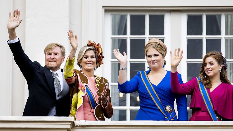 Winken in die pfeifende Menge: König Willem-Alexander und Königin Máxima sowie Kronprinzessin Amalia und Prinzessin Alexia.