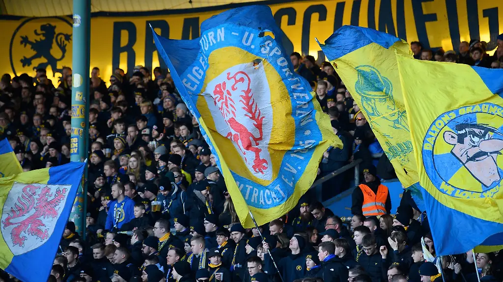 Braunschweiger-Fans-schwenken-ihre-Flaggen