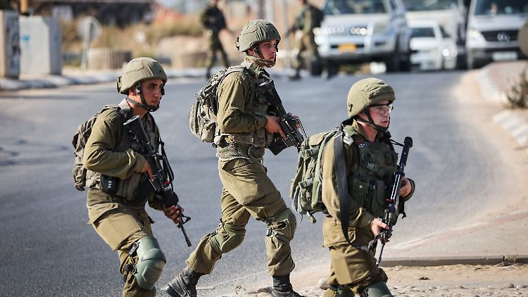 Im August blockieren israelische Soldaten bei einem mutmaßlich palästinensischen Anschlag eine Straße im Westjordanland.
