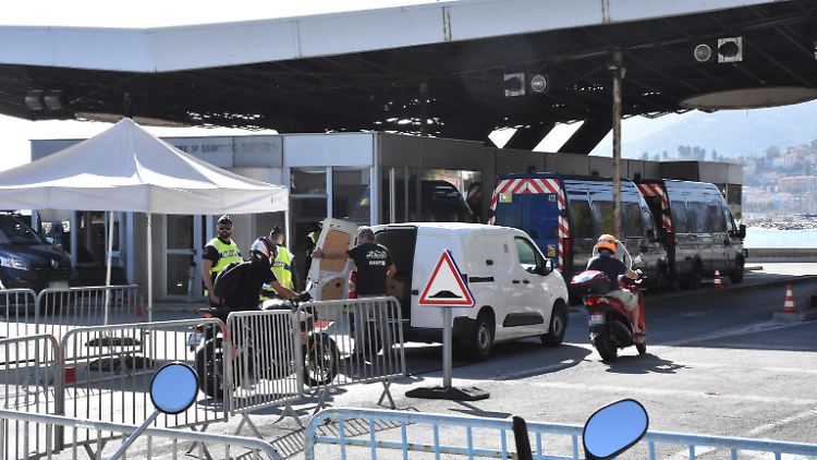 An der Grenze zwischen dem italienischen Ventimiglia und dem französischen Menton gibt es verschärfte Kontrollen.