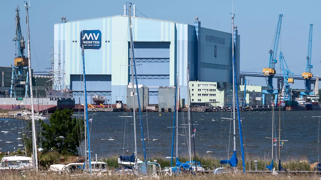 Blick-auf-die-Werfthalle-der-Volkswerft