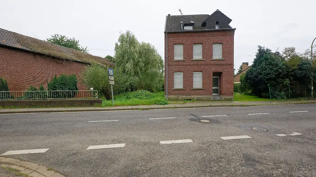 Ein-verlassenes-Haus-steht-im-Dorf-Keyenberg-am-Rand-des-Tagebaus-Garzweiler