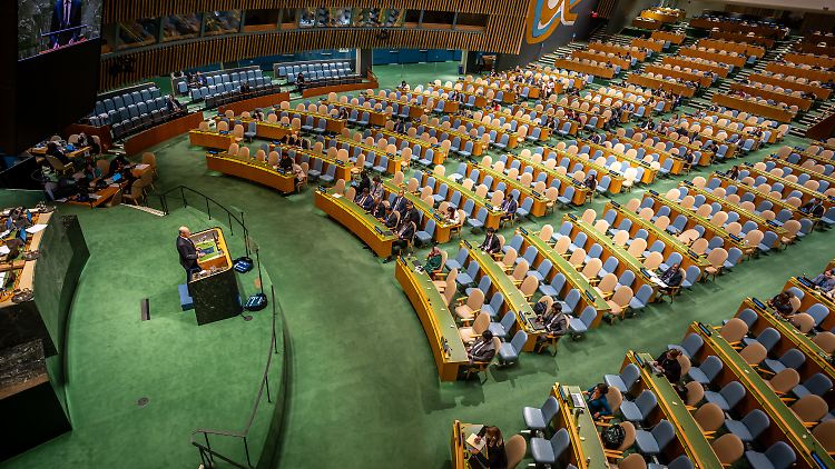 Russlands Krieg gegen die Ukraine stürzt die ganze Welt ins Leid, sagt Scholz in New York. Allerdings spricht er vor fast gänzlich leeren Rängen.