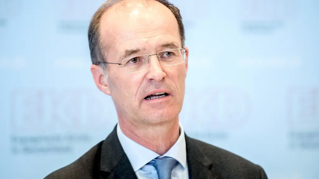 Nikolaus-Blum-spricht-waehrend-einer-Pressekonferenz