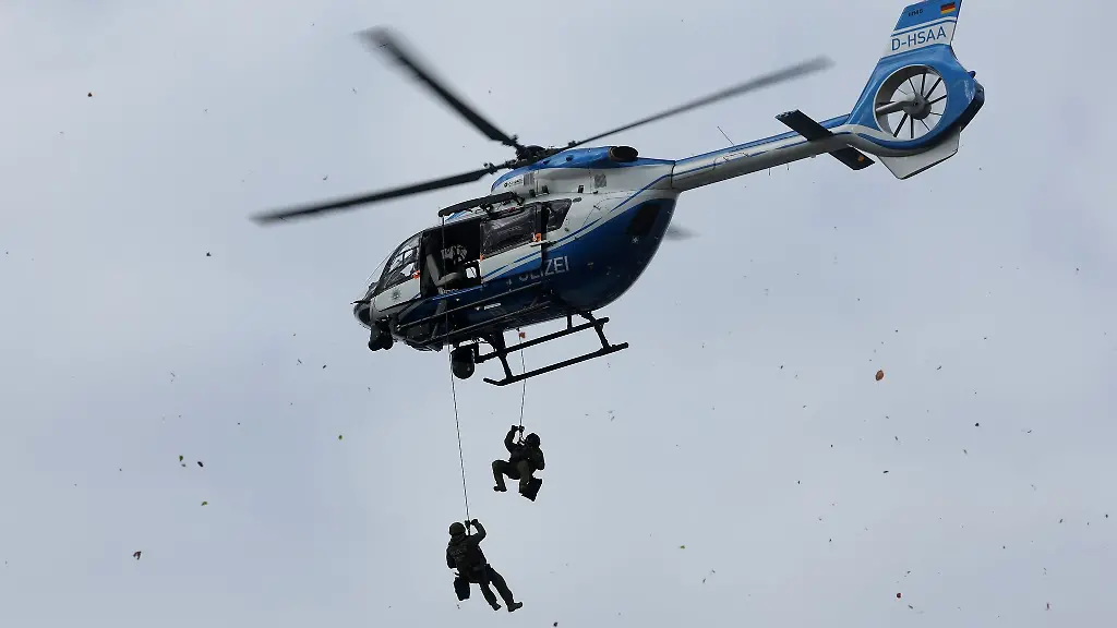 Ein-Hubschrauber-der-Polizei-ist-im-Einsatz