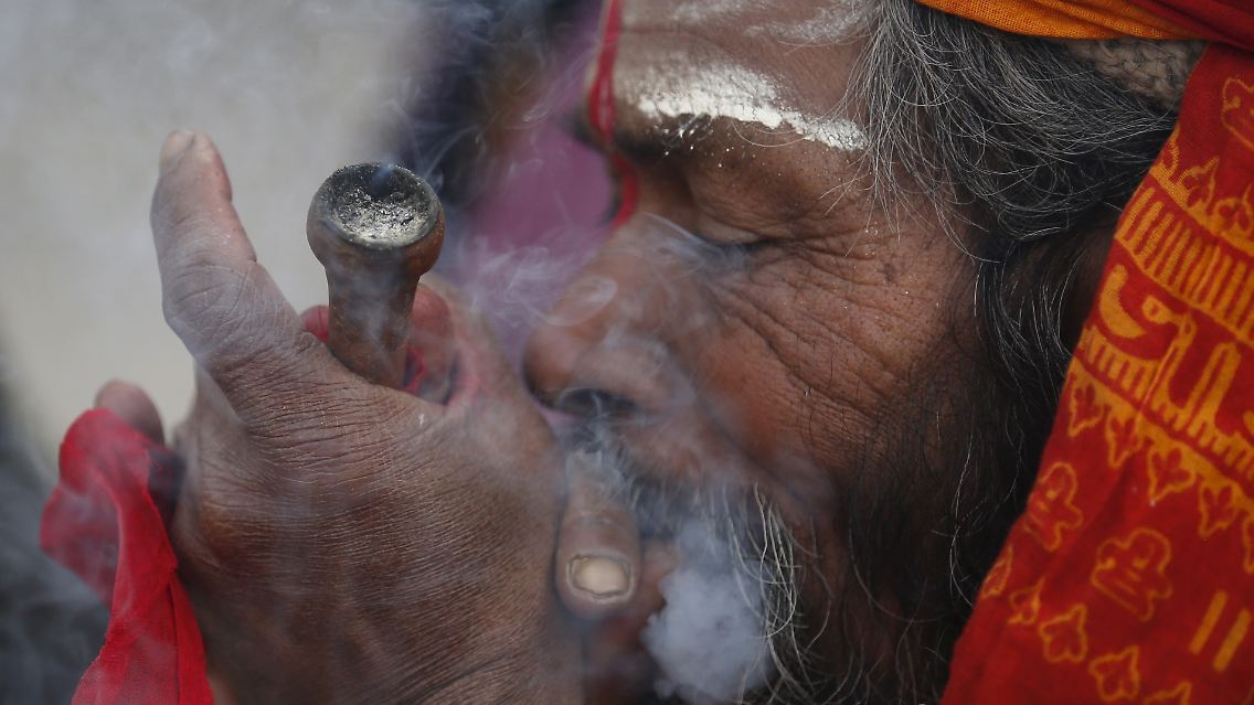So rauchen Sadhus - als heilig angesehene und von Almosen lebende Männer - regelmäßig auf den Geländen hinduistischer Tempel.