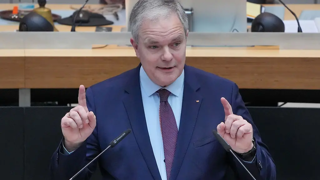 Burkard-Dregger-CDU-spricht-waehrend-der-Aktuellen-Stunde-der-Plenarsitzung-im-Abgeordnetenhaus