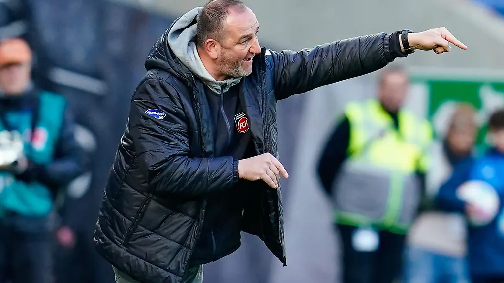 Frank-Schmidt-gibt-Anweisungen-in-der-PreZero-Arena