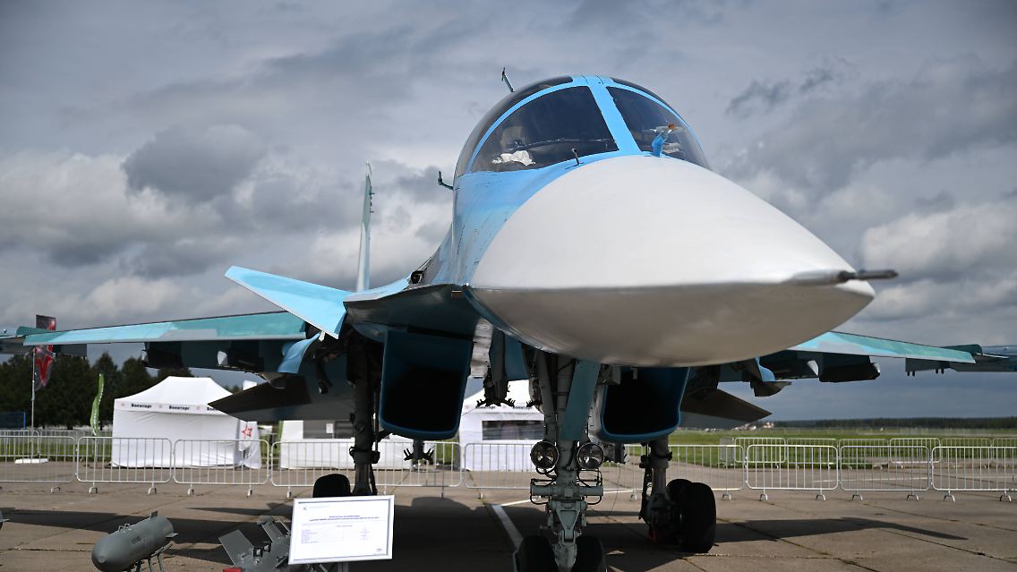 Ein Su-34-Kampfflugzeug wird im Raum Moskau ausgestellt.