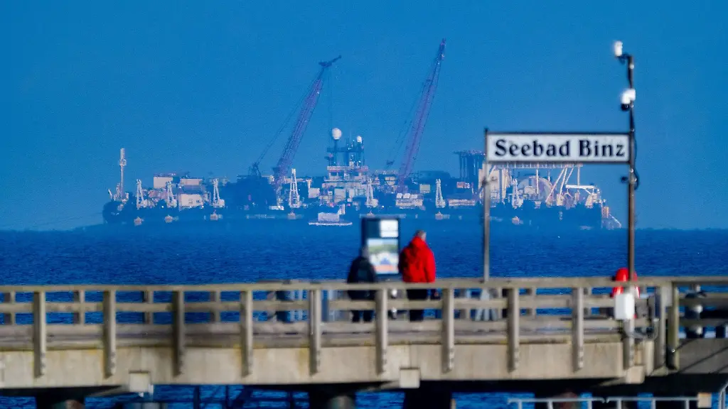 Plattform-am-Pipeline-Verlegeschiff-Castoro-10-vor-Binz