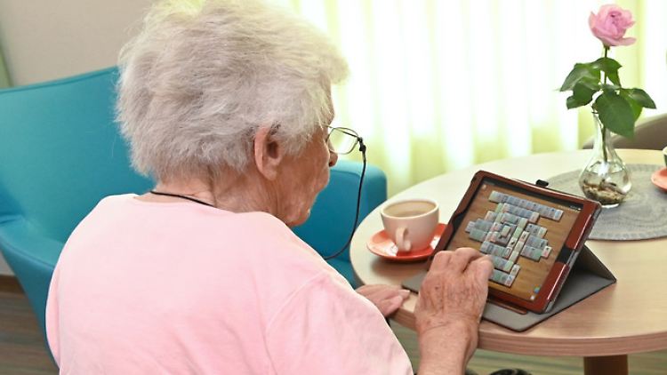 Was sich "sicher positiv" auswirkt auf das Risiko, an Alzheimer zu erkranken, ist "kognitive Stimulierung", sagt Präventionsforscher Thyrian - dazu gehören auch Kreuzworträtsel, Sudoku und ähnliche Aktivitäten.