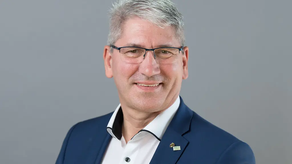 Stephan-Hoesl-steht-anlaesslich-der-konstituierenden-Sitzung-des-saechsischen-Landtags-vor-einer-Fotowand