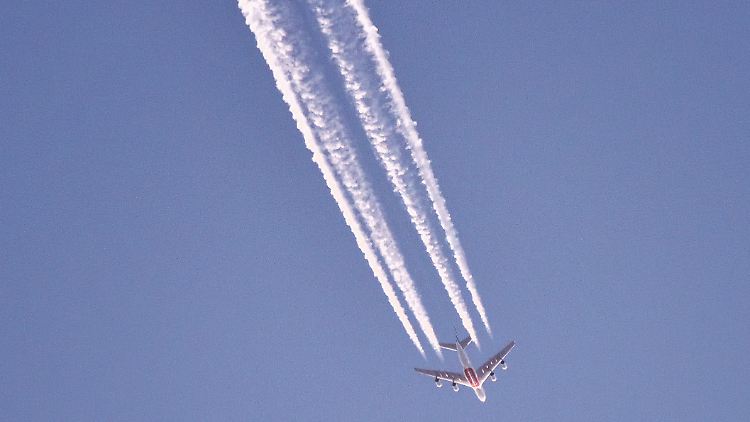 Der Einsatz von Synthesekraftstoffen (Sustainable Aviation Fuels, SAF) könnte die Klimawirkung von Langstreckenflügen deutlich senken; es gäbe zudem  weniger Kondensstreifen wegen geringerer Rußpartikelemissionen.