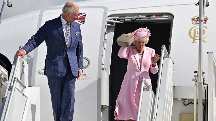 Ankunft am Flughafen Orly bei Paris: König Charles III. und Königin Camilla.