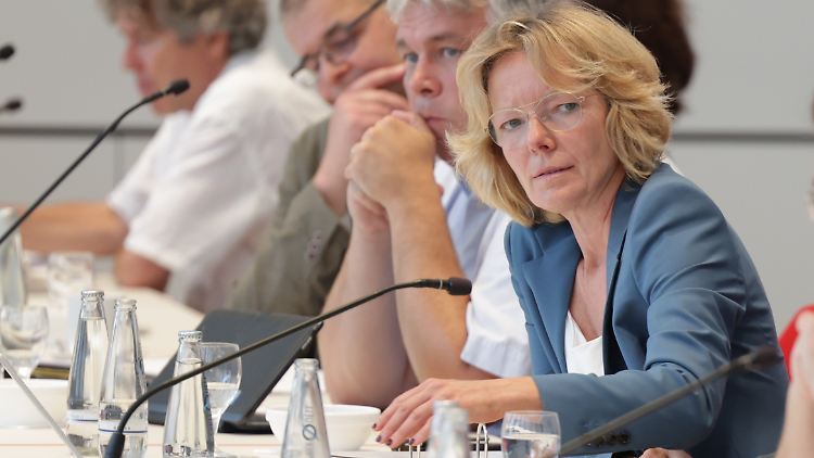 Im August 2022 nahm Susann Lange noch als Juristische Direktorin an einer außerordentlichen Sitzung des RBB-Rundfunkrats teil. Im Dezember 2022 wurde sie fristlos entlassen.