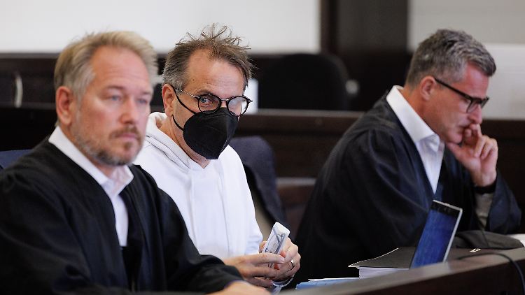 Wilfried W. sitzt neben seinen Verteidigern Carsten Ernst (l) und Detlev Otto Binder (r) in einem Saal vom Landgericht Paderborn. 