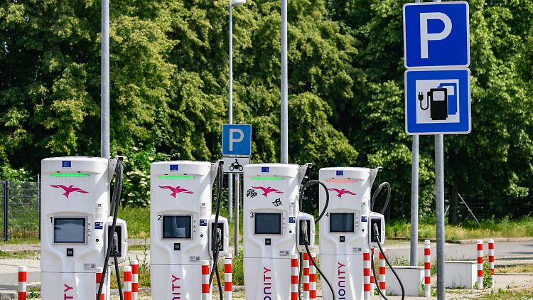 Die Zahl der deutschen PKW-Neuzulassungen mit E-Antrieb stieg um mehr als 170 Prozent.