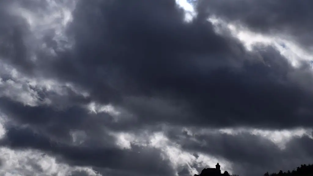 Starker-Wind-treibt-dunkle-Wolken-am-Himmel-ueber-der-Wachsenburg