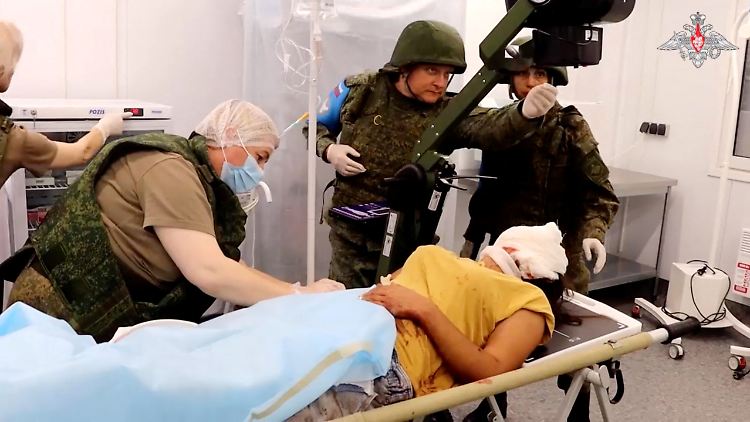 Nach Beginn des Angriffs von Aserbaidschan auf Berg-Karabach wird eine Verletzte medizinisch versorgt. 