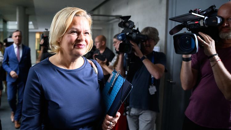 Nancy Faeser auf dem Weg zum Ausschuss. Danach stand noch eine Fragerunde im Bundestag an.