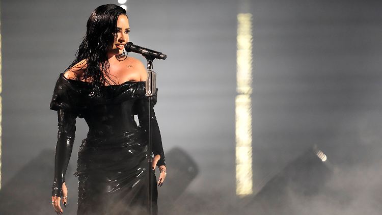 Vor allem scheint sie gerade kräftig verliebt zu sein: Demi Lovato.