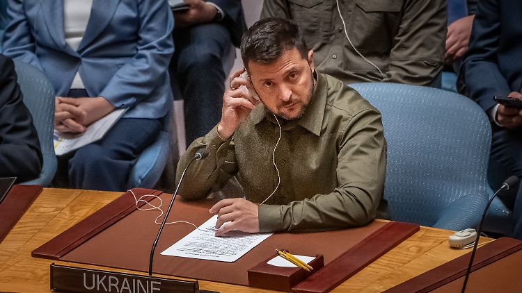Selenskyj setzte sich auf den Platz gegenüber von Nebensja.