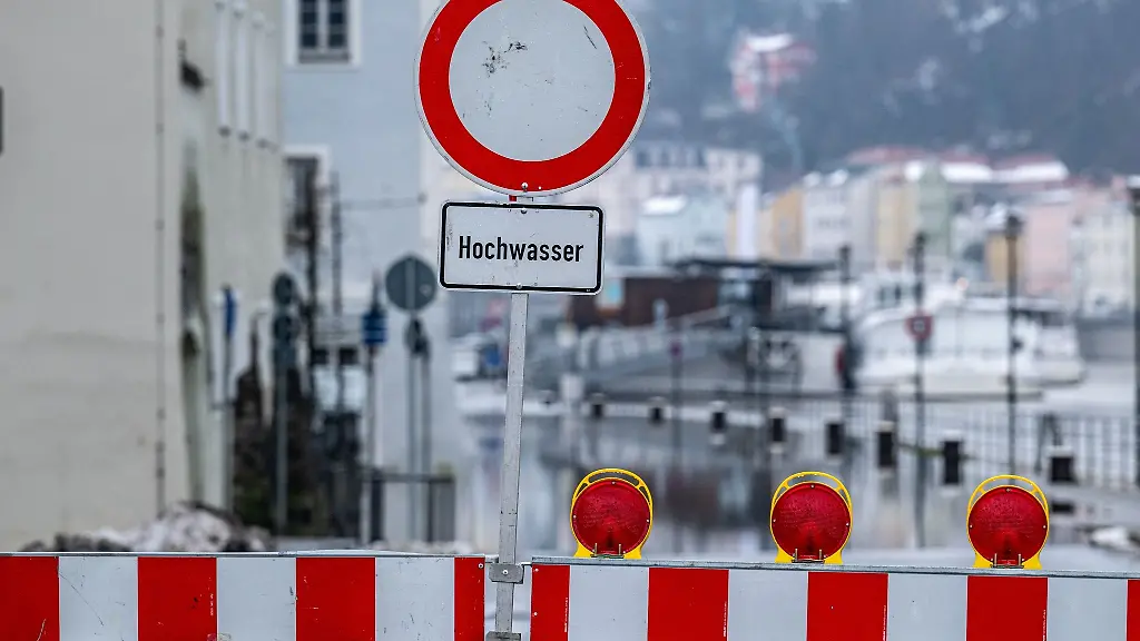 Eine-vom-Hochwasser-der-Donau-Ueberschwemmte-Strasse-ist-gesperrt