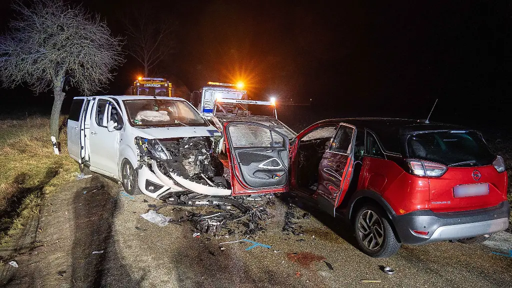 Zwei-Fahrzeuge-stehen-verunfallt-auf-der-Fahrbahn-im-Landkreis-Neustadt-Aisch-Bad-Windsheim