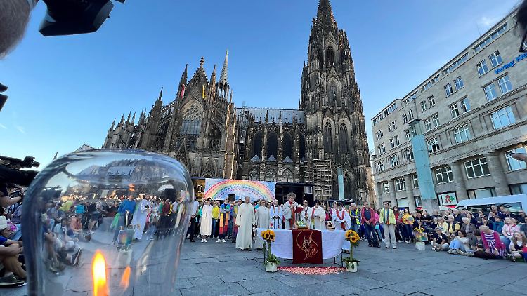 Katholische Seelsorger haben vor dem Kölner Dom einen Segnungsgottesdienst "für alle sich liebenden Paare" gefeiert.