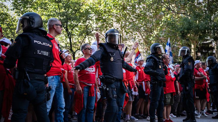 DIe Polizisten machten es den Union-Fans nicht leicht.
