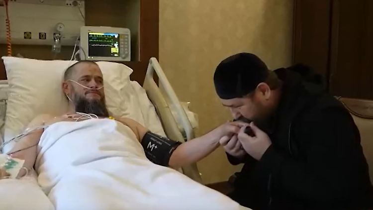 Glaubt man dem Video, kümmert sich Kadyrow rührend um seinen kranken Onkel.