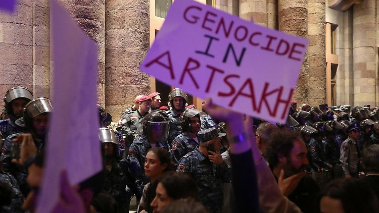 Die Menschen in der armenischen Hauptstadt Eriwan protestieren nicht nur gegen ihre Regierung, sondern auch für mehr Unterstützung aus Moskau. 