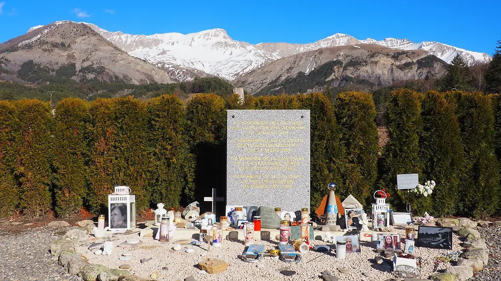 Eine-Gedenktafel-mit-Inschriften-in-vier-Sprachen-erinnert-an-den-Flugzeugabsturz-einer-Germanwings-Maschine-in-den-Alpen