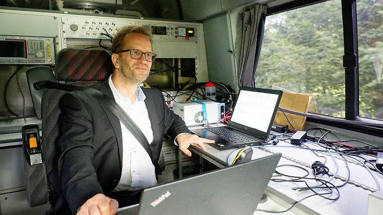 Alles im Blick behalten: Netzagenturchef Müller kümmert sich um Gaspreise und Funklöcher.