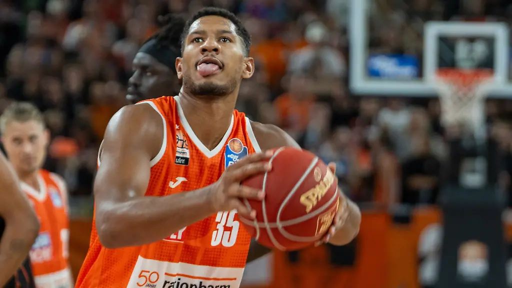 Ulms-Karim-Jallow-wirft-den-Ball