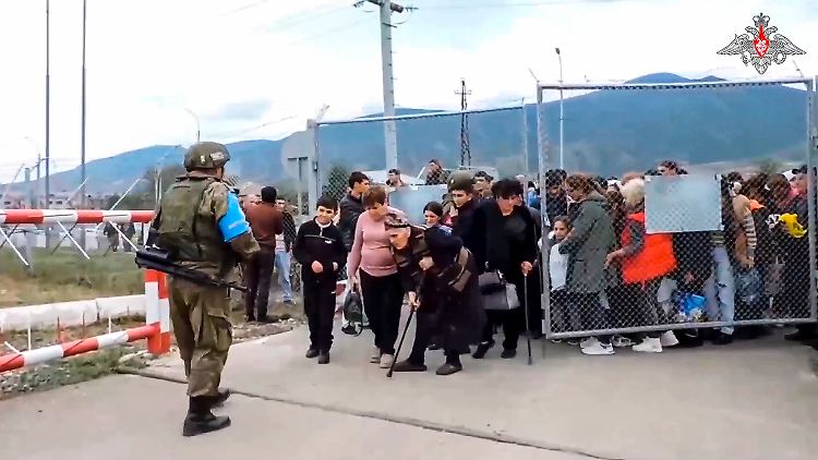 Tausende Bewohner werden von russischen Soldaten evakuiert, teilt Russland mit.